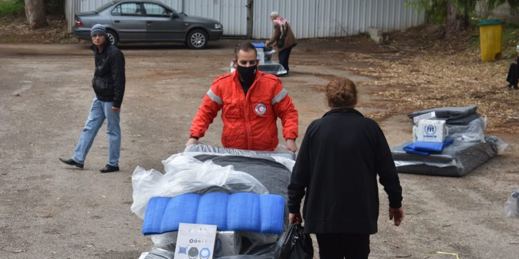 مونةُ الشتاء تصلُ بيوت العائلات في طرطوس بجهود الهلال الأحمر