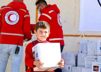 طلاب المدارس يحصلون على وسائلَ وقائيةٍ من كورونا