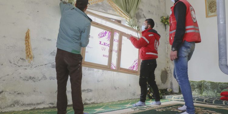 استقرار 1157 عائلة بات أسهل بعد تركيب حقائب الإيواء في منازلها