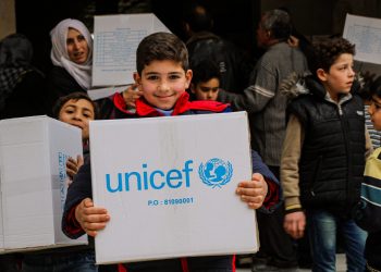 تعالت ضحكات الأطفال فرحاً بالألبسة الشتويّة الجديدة