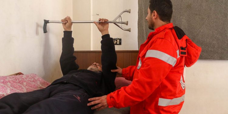 العلاج الفيزيائي نافذةٌ أطلَّ منها أملُ التعافي على حياة عبد الناصر