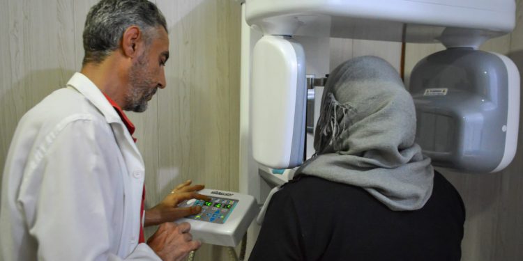 نقطة الرستن الطبية تزيح عن “أم ابراهيم” هم تكاليف العلاج والدواء