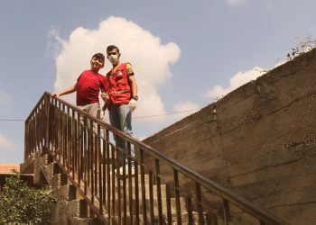 هل يصلك عبر الصورة إحساس الطفل عمار بالفرح لوصوله قمة الدرج؟