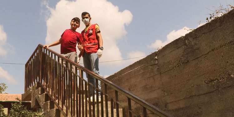 هل يصلك عبر الصورة إحساس الطفل عمار بالفرح لوصوله قمة الدرج؟