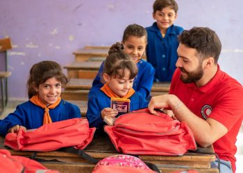 كيف يتقاسم الهلال الأحمر مع العائلات أعباء ذهاب أطفالهم إلى المدرسة؟