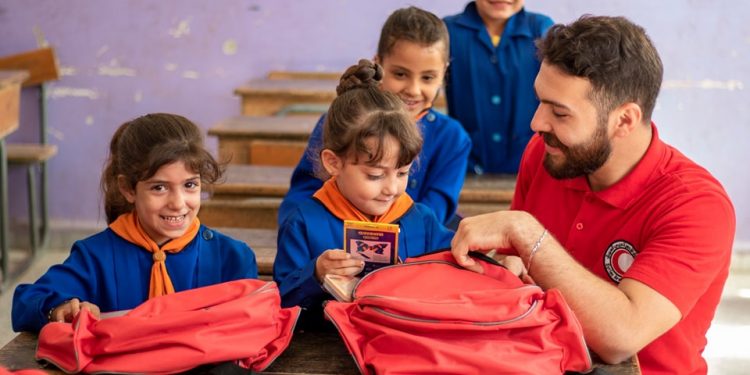 كيف يتقاسم الهلال الأحمر مع العائلات أعباء ذهاب أطفالهم إلى المدرسة؟