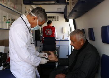 العيادة المتنقلة تخفف عن أبو صفوان أعباء مرضه