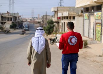 في حلفايا.. سلة المساعدات الغذائية تآزر العائلات في مواجهة صعوبات الحياة