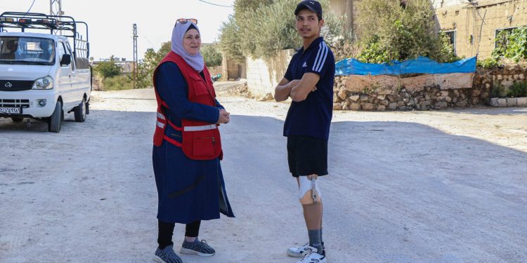 محمد يعود إلى مدرسته وحلمه بخطوات ثابتة