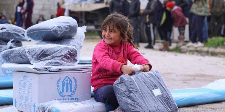 ألبسة دافئة لتخفيف قسوة الشتاء عن العائلات الأشد