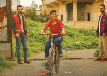 يزن يذهب لمدرسته بسهولة ويتمتع بهواياته المفضلة بعد تركيب طرف صناعي