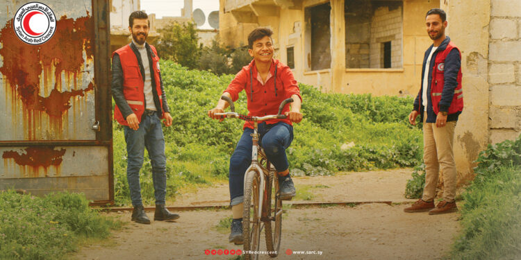 يزن يذهب لمدرسته بسهولة ويتمتع بهواياته المفضلة بعد تركيب طرف صناعي