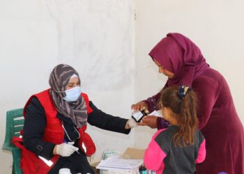 فريق طبي جوال يزور 5 قرى بريف حماة الشمالي دورياً لإيصال الرعاية الصحية للأهالي وتخفيف أعبائها عنهم