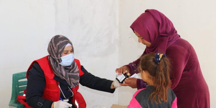 فريق طبي جوال يزور 5 قرى بريف حماة الشمالي دورياً لإيصال الرعاية الصحية للأهالي وتخفيف أعبائها عنهم